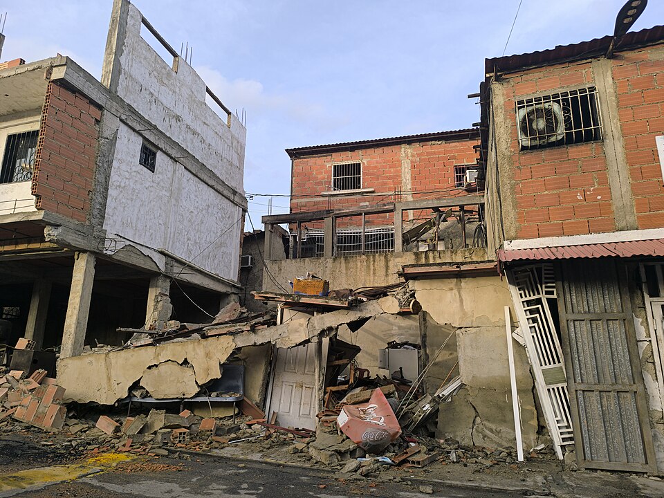 Casa pequeña colapsada por el terremoto de Vargas 2026