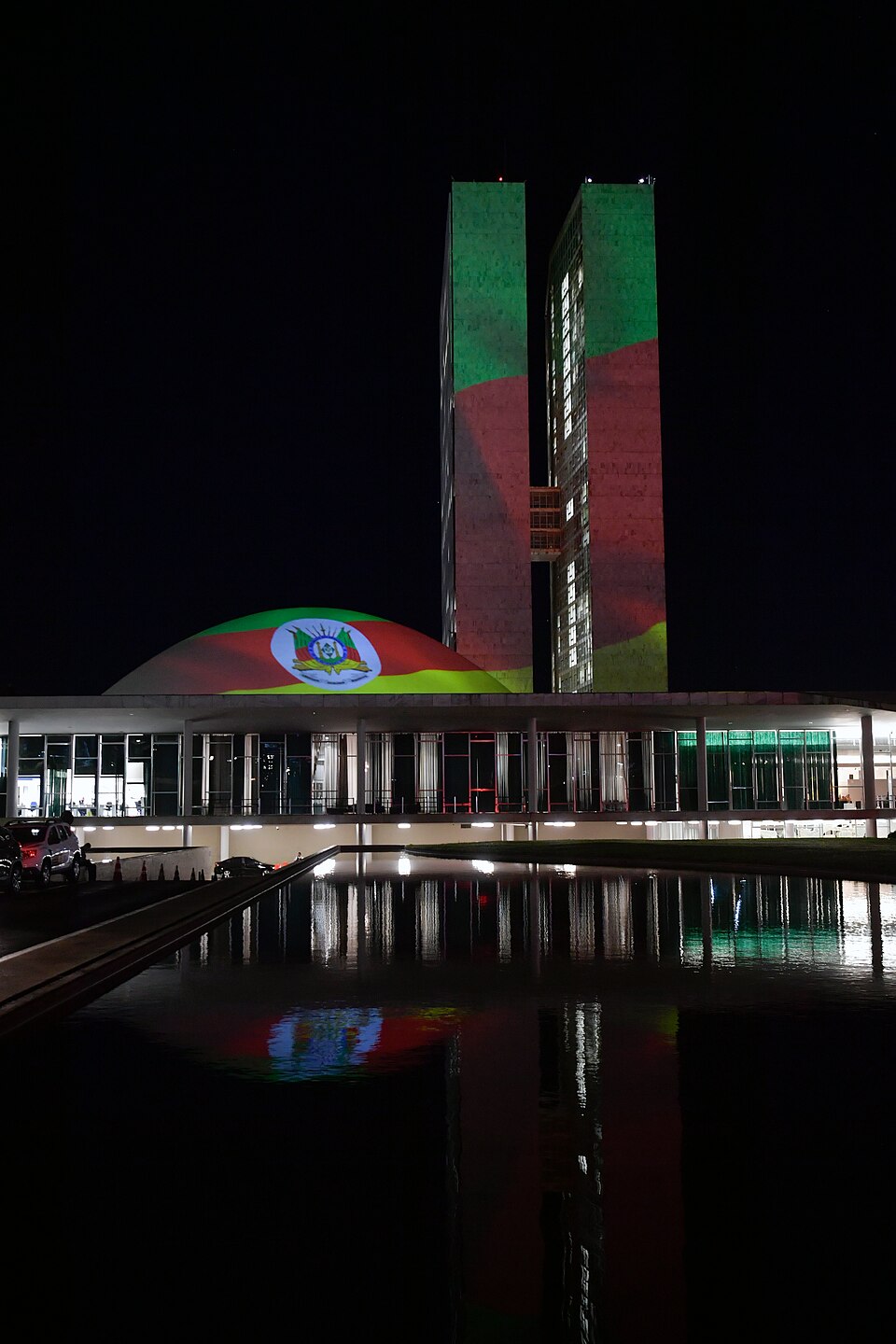 Fachada do Congresso Nacional recebe projeção da bandeira do Rio Grande do Sul em alerta e solidariedade ao povo gaúcho pela gravidade das enchentes no estado…