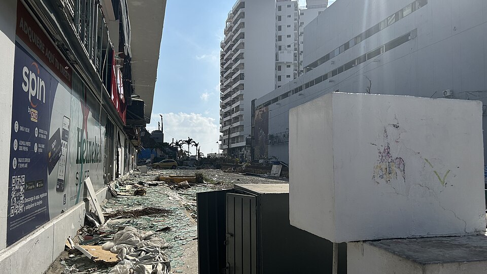 Fotografía de calle llena de vidrios por huracán Otis Acapulco