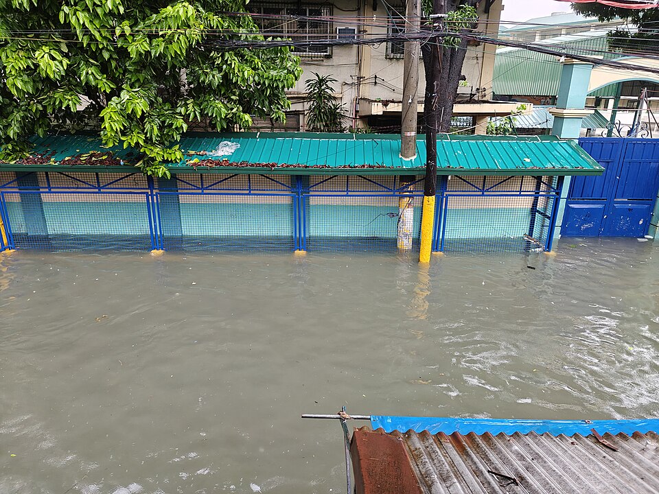 Knee-deep flood lashes Quiapo district in the City of Manila due to southwest monsoon (Habagat) induced by Typhoon Carina (Gaemi).