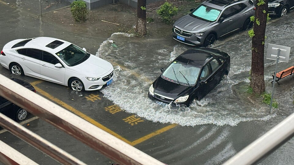 Heavy rains from Typhoon Bebinca caused a lot of water to accumulate on Shanghai's roads